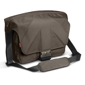 Плечевая сумка MANFROTTO Unica V Messenger Bag Cord Плечевая сумка модели Unica V компактна, имеет небольшой вес и станет  для Вас незаменимым аксессуаром для ежедневного использование, позволяя  разместить в ней фотокамеру, ноутбук а также другое дополнительное  оборудование. Гибкие дивайдеры позволяют эффективно использовать  внутреннее пространство и разместить в рабочем положении фотокамеру с  объективом, а конструкция сумки обеспечивает к ней удобный и быстрый  доступ. Личные аксессуары можно разместить в специальных карманах  органайзерах. Сумка оснащена отделением для ноутбука Apple 17” Macbook  или другого ноутбука 15.4”.