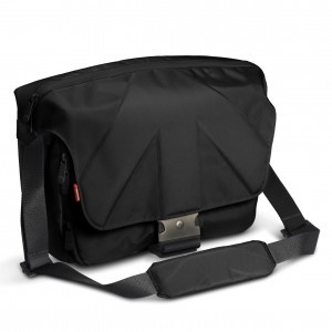 Плечевая сумка MANFROTTO Unica V Messenger Black Плечевая сумка модели Unica V компактна, имеет небольшой вес и станет  для Вас незаменимым аксессуаром для ежедневного использование, позволяя  разместить в ней фотокамеру, ноутбук а также другое дополнительное  оборудование. Гибкие дивайдеры позволяют эффективно использовать  внутреннее пространство и разместить в рабочем положении фотокамеру с  объективом, а конструкция сумки обеспечивает к ней удобный и быстрый  доступ. Личные аксессуары можно разместить в специальных карманах  органайзерах. Сумка оснащена отделением для ноутбука Apple 17” Macbook  или другого ноутбука 15.4”.