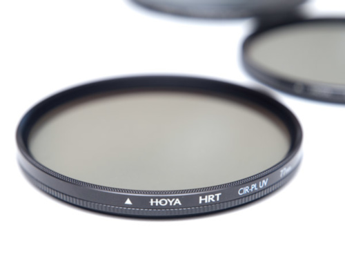 Фильтр Hoya HRT Pol-Circ. 55mm Поляризационный фильтр устраняет нежелательные отражения света от   неметалличеких поверхностей (стекло, вода), повышает четкость и   контрастность изображения. Усовершенствованная технология ультратонкой   поляризации позволяет пропускать на 25% больше светових лучей. Советуем   использовать с TTL и AF фотоаппаратами и видеокамерами.