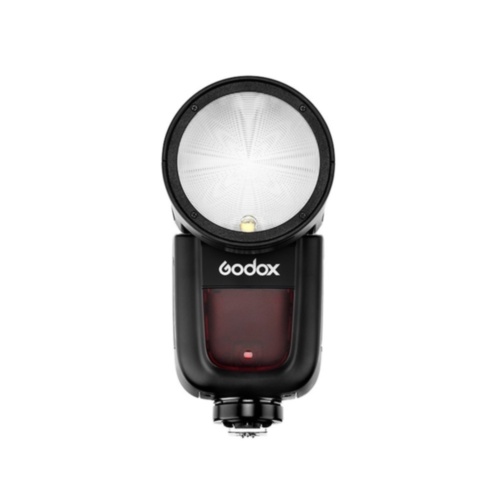 Вспышка Godox V1-N для Nikon Уникальная накамерная TTL- вспышка с круглой импульсной головой предназначена для камер Nikon

 

Круглая импульсная голова дает красивое световое пятно и позволяет использовать удобные быстросъемные магнитные насадки из комплекта AK-R1&nbsp;

Устройство оснащено встроенной системой радио синхронизации и управления Godox 2.4G X-System, что позволяет работать вспышке в режиме ведущей или ведомой.

Li-Ion аккумулятор 7.2В/2600мАч, обеспечивает до 480 импульсов с максимальной мощностью и высокую скорость перезарядки между залпами до 1,5сек при максимальной мощности.

Оригинальная конструкция крепления вспышки позволяет быстро фиксировать ее в горячем башмаке камеры


