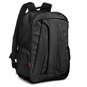 Рюкзак MANFROTTO Veloce VII Backpack Black Фоторюкзак модели Veloce VII чрезвычайно комфортный, компактный и  удобный в использовании. В нем поместится все необходимое для фотосъемки  оборудование, 17” ноутбук, при этом штатив можно разместить как снаружи  так и внутри рюкзака. Фотокамера с объективом 70-200  мм может быть  размещена в рабочем положении в верхней части рюкзака, что позволит при  необходимости быстро использовать для фотосъемки. В отделении в нижней  части рюкзака можно поместить 3-4 дополнительных объектива, вспышку, а  также дополнительные аксессуары. Небольшой полевой штатив можно  разместить внутри рюкзака в специальном вертикальном отделении.