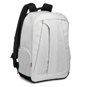 Рюкзак MANFROTTO Veloce VII Backpack White Фоторюкзак модели Veloce VII чрезвычайно комфортный, компактный и  удобный в использовании. В нем поместится все необходимое для фотосъемки  оборудование, 17” ноутбук, при этом штатив можно разместить как снаружи  так и внутри рюкзака. Фотокамера с объективом 70-200  мм может быть  размещена в рабочем положении в верхней части рюкзака, что позволит при  необходимости быстро использовать для фотосъемки. В отделении в нижней  части рюкзака можно поместить 3-4 дополнительных объектива, вспышку, а  также дополнительные аксессуары. Небольшой полевой штатив можно  разместить внутри рюкзака в специальном вертикальном отделении.